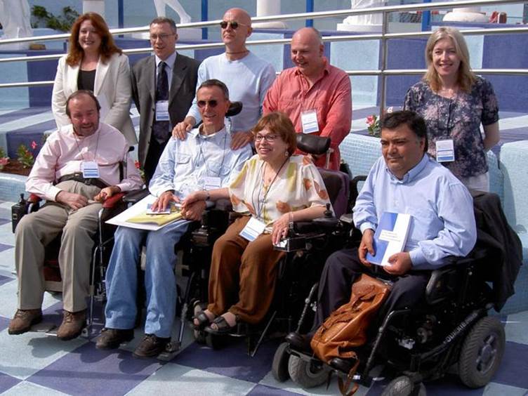 Föreläsare
vid första europeiska Konferensen om Independent Living, Teneriffa 2004 med
Judy Heumann i första raden