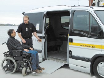 Bild på Adolf Ratzka, när han är på väg att köra in i en taxibil.