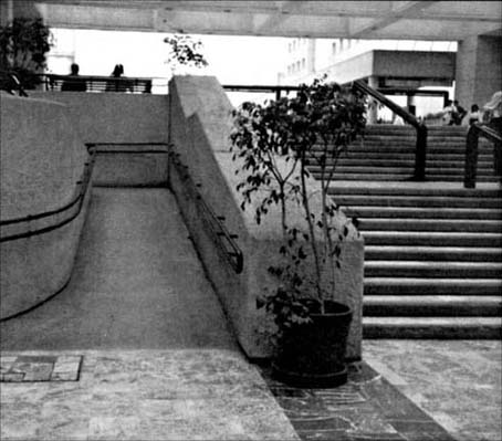 © Photo of an access ramp within a major hospital in Mexico City
