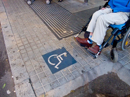  Vid busshållplatserna finns en utmärkt plats för rullstolsanvändare.