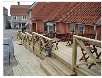 foto av trappa som leder upp till uteservering på trädäck foto av trappa som leder upp till uteservering på trädäck
