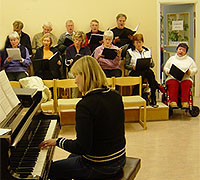 Le chant est une des passions de Gisèle. Toutes les semaines, elle donne de la voix dans le chœur de chant de Mora. © RF / C. Mimaut.