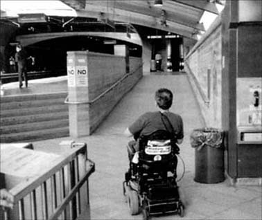 © Photo of the use of a ramp to provide access for wheelchair users and other passengers to a subway platform