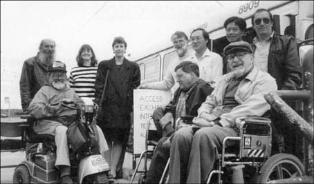 © Photo of persons with disabilities testing access to buses and trams in San Francisco, USA