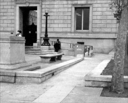 © Photo showing access from the street to the entrance of a public building in San Francisco, USA