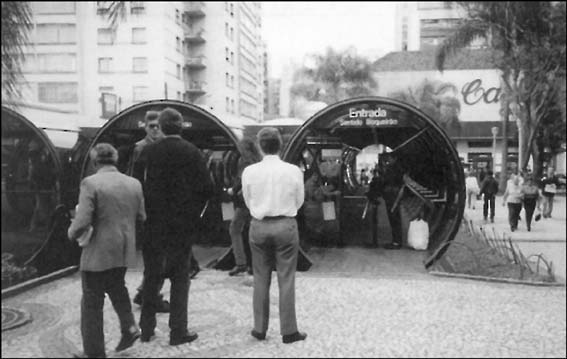 © Photo of persons with disabilities entering Curitiba’s bus tube waiting areas along with other passengers