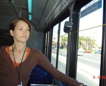 Yasmin på en buss i USA